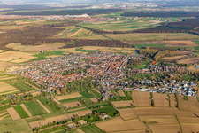 Vue aérienne de De l'ouest à le quartier Liedolsheim in Dettenheim dans le département Bade-Wurtemberg, Allemagne