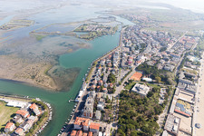 Grado dans le département Gorizia, Italie vu d'un drone