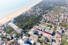 Lignano Sabbiadoro dans le département Udine, Italie vu d'un drone