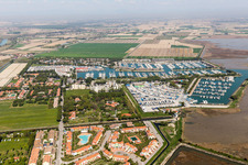 Vue aérienne de Port de plaisance avec amarrages et postes d'amarrage sur la rive de Marina Punta Gabbiani Aprilia Marittima dans le district d'Aprilia Marittima à Bevazzana à le quartier Località Aprilia Marittima in Marano Lagunare dans le département Udine, Italie