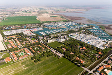 Vue aérienne de Port de plaisance avec postes d'amarrage pour bateaux de plaisance et postes d'amarrage pour bateaux sur la rive de la Marina Punta Gabbiani Aprilia Marittima dans le district d'Aprilia Marittima en Bevazzana à le quartier Bevazzana in Latisana dans le département Udine, Italie