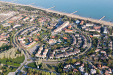 Vue aérienne de Complexe de maisons de vacances du parc de vacances sur la côte adriatique à Duna Verde en Vénétie à le quartier Duna Verde in Caorle dans le département Metropolitanstadt Venedig, Italie
