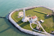 Photographie aérienne de Phare comme monument maritime historique sur la côte adriatique de la Vénétie à Lido di Jesolo dans le département Metropolitanstadt Venedig, Italie