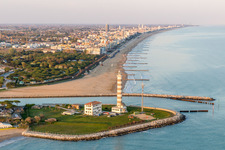 Vue aérienne de Phare comme monument maritime historique sur la côte adriatique à Lido di Jesolo en Vénétie à le quartier Foce Sile in Cavallino-Treporti dans le département Metropolitanstadt Venedig, Italie