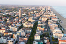 Vue aérienne de Quartier Lido di Iesolo in Jesolo dans le département Metropolitanstadt Venedig, Italie