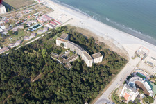 Photographie aérienne de Ancien camp de loisirs pour enfants fascistes Colonia Varese sur la mer Adriatique à Milano Marittima en Émilie-Romagne à Cervia dans le département Ravenna, Italie