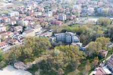 Vue aérienne de Complexe hôtelier délabré du parc de vacances Polo Est 3.0 sur la côte adriatique à Igea Marina dans le département Émilie-Romagne, Italie