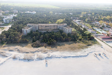 Ancien camp de loisirs pour enfants fascistes Colonia Varese sur la mer Adriatique à Milano Marittima en Émilie-Romagne à Cervia dans le département Ravenna, Italie depuis l'avion