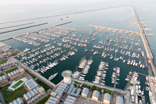 Marina di Ravenna dans le département Émilie-Romagne, Italie hors des airs