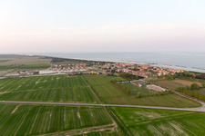 Vue aérienne de Casalborsetti dans le département Émilie-Romagne, Italie