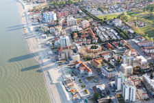 Vue aérienne de Lido de Pomposa à le quartier Lido di Pomposa-Lido degli Scacchi in Comacchio dans le département Ferrara, Italie