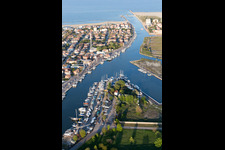 Vue aérienne de Canal vers la côte adriatique à Porto Garibaldi en Émilie-Romagne à Comacchio dans le département Ferrara, Italie