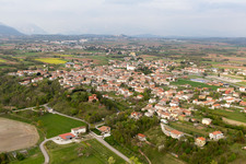 Vue aérienne de Carpacco dans le département Frioul-Vénétie Julienne, Italie