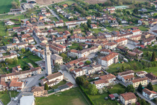 Vue aérienne de Clocher de l'église et toit de la tour de l'église de San Nicolò à Spilimbergo dans le département Pordenone, Italie