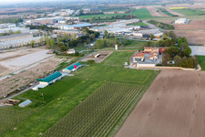 Vue aérienne de Piste avec zone de circulation de l'aérodrome Pista Aerei Leggeri à Codroipo dans le département Udine, Italie