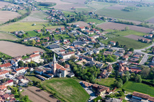 Vue aérienne de Parrocchia S. Giacomo en Savorgnano à le quartier Savorgnano in San Vito al Tagliamento dans le département Pordenone, Italie