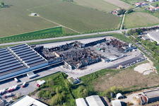 Vue aérienne de Ruines du bâtiment incendié de l'usine Cooperativa Trasporti Alimentari (RL) en Zona Industriale Ponte Rosso à le quartier Zona Industriale Ponte Rosso in San Vito al Tagliamento dans le département Pordenone, Italie