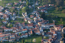 Vue aérienne de Travesio dans le département Pordenone, Italie