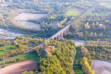 Vue aérienne de Viaduc de la structure du pont ferroviaire pour le passage des voies ferrées sur le Torrente à Cavasso Nuovo dans le département Pordenone, Italie