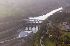 Vue aérienne de Viaduc de la structure du pont ferroviaire pour le passage des voies ferrées sur le Torrente à Cavasso Nuovo dans le département Pordenone, Italie