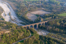 Vue oblique de Viaduc de la structure du pont ferroviaire pour le passage des voies ferrées sur le Torrente à Cavasso Nuovo dans le département Pordenone, Italie