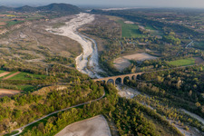 Viaduc de la structure du pont ferroviaire pour le passage des voies ferrées sur le Torrente à Cavasso Nuovo dans le département Pordenone, Italie hors des airs