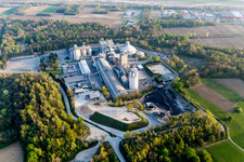 Vue aérienne de Centrale de mélange de béton et de matériaux de construction de Cementizillo Spa en Zona Industriale Pedris à le quartier Zona Industriale Pedris in Fanna dans le département Pordenone, Italie