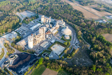 Vue aérienne de Centrale de mélange de béton et de matériaux de construction de Cementizillo Spa en Zona Industriale Pedris à le quartier Zona Industriale Pedris in Fanna dans le département Pordenone, Italie