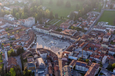 Vue aérienne de Place du marché du centre-ville à Maniago dans le département Pordenone, Italie