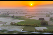 Vue aérienne de Coucher de soleil sur le paysage du Tagliamento à Domanins à le quartier Rauscedo-Domanins in San Giorgio della Richinvelda dans le département Pordenone, Italie