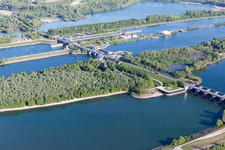 Vue aérienne de Écluse du Rhin d'Iffezheim à Roppenheim dans le département Bas Rhin, France