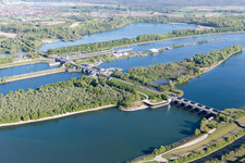 Vue aérienne de Écluse du Rhin d'Iffezheim à Roppenheim dans le département Bas Rhin, France