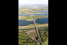 Vue aérienne de Écluse du Rhin d'Iffezheim à Beinheim dans le département Bas Rhin, France
