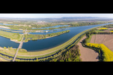 Enregistrement par drone de Écluse du Rhin d'Iffezheim à Roppenheim dans le département Bas Rhin, France