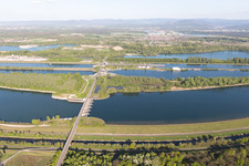 Écluse du Rhin d'Iffezheim à Roppenheim dans le département Bas Rhin, France du point de vue du drone