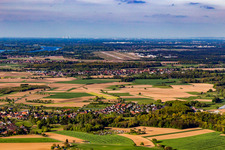 Vue aérienne de Piste de l'aéroport de Karlsruhe vue du sud à le quartier Stollhofen in Rheinmünster dans le département Bade-Wurtemberg, Allemagne