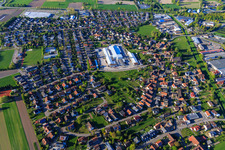 Vue aérienne de Vue de la ville avec l'usine Regenold Bausysteme à le quartier Vimbuch in Bühl dans le département Bade-Wurtemberg, Allemagne