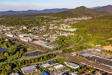 Vue aérienne de Zone industrielle et commerciale le long de la voie ferrée dans le quartier de Hauenebertstein à le quartier Haueneberstein in Baden-Baden dans le département Bade-Wurtemberg, Allemagne