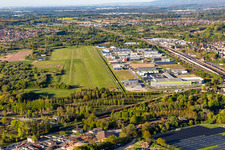 Vue aérienne de Zone de vol à voile sur l'aérodrome de l'Aéro-Club Oos et zone commerciale sur l'aérodrome à le quartier Oos in Baden-Baden dans le département Bade-Wurtemberg, Allemagne