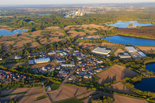 Vue aérienne de Zone industrielle Industriestraße du sud-ouest avec Heidelberg Materials Mineralik, OFTEC Oberflächentechnik GmbH & Co. KG et Faurecia Innenraum Systeme GmbH à Hagenbach dans le département Rhénanie-Palatinat, Allemagne