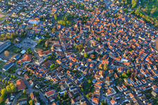 Vue aérienne de Centre-ville avec église et mairie à Hagenbach dans le département Rhénanie-Palatinat, Allemagne