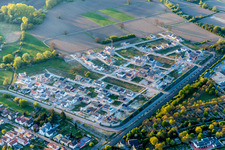 Vue aérienne de Chantiers de construction pour le nouveau quartier résidentiel d'un lotissement de maisons unifamiliales à Niederwiesen à Wörth am Rhein dans le département Rhénanie-Palatinat, Allemagne