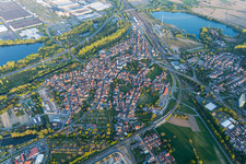 Vue aérienne de Entre B9 et l'usine de camions Daimler à Wörth am Rhein dans le département Rhénanie-Palatinat, Allemagne