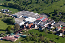 Vue aérienne de Bâtiments et halls de production sur un site d'usine à Mietesheim dans le département Bas Rhin, France
