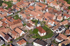Vue aérienne de Bâtiment d'église au centre du village à Uhrwiller dans le département Bas Rhin, France