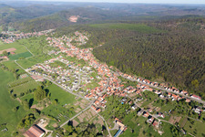 Offwiller dans le département Bas Rhin, France du point de vue du drone