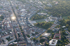 Vue aérienne de Château et parc du château à le quartier Innenstadt-Ost in Karlsruhe dans le département Bade-Wurtemberg, Allemagne