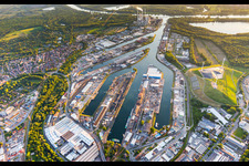Vue aérienne de Quais et amarrages de navires dans le bassin portuaire du port intérieur du Rhin avec des moulins à vent sur la montagne d'ordures à droite et la centrale électrique au charbon ENBW au-dessus à le quartier Mühlburg in Karlsruhe dans le département Bade-Wurtemberg, Allemagne