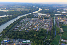 Vue aérienne de Raffinerie d'huile minérale du Rhin supérieur MIRO sur les rives du Rhin depuis le sud à le quartier Knielingen in Karlsruhe dans le département Bade-Wurtemberg, Allemagne
