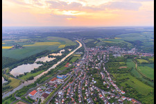 Vue aérienne de Vue de la ville sur les rives du Main depuis le sud-est à Schonungen dans le département Bavière, Allemagne